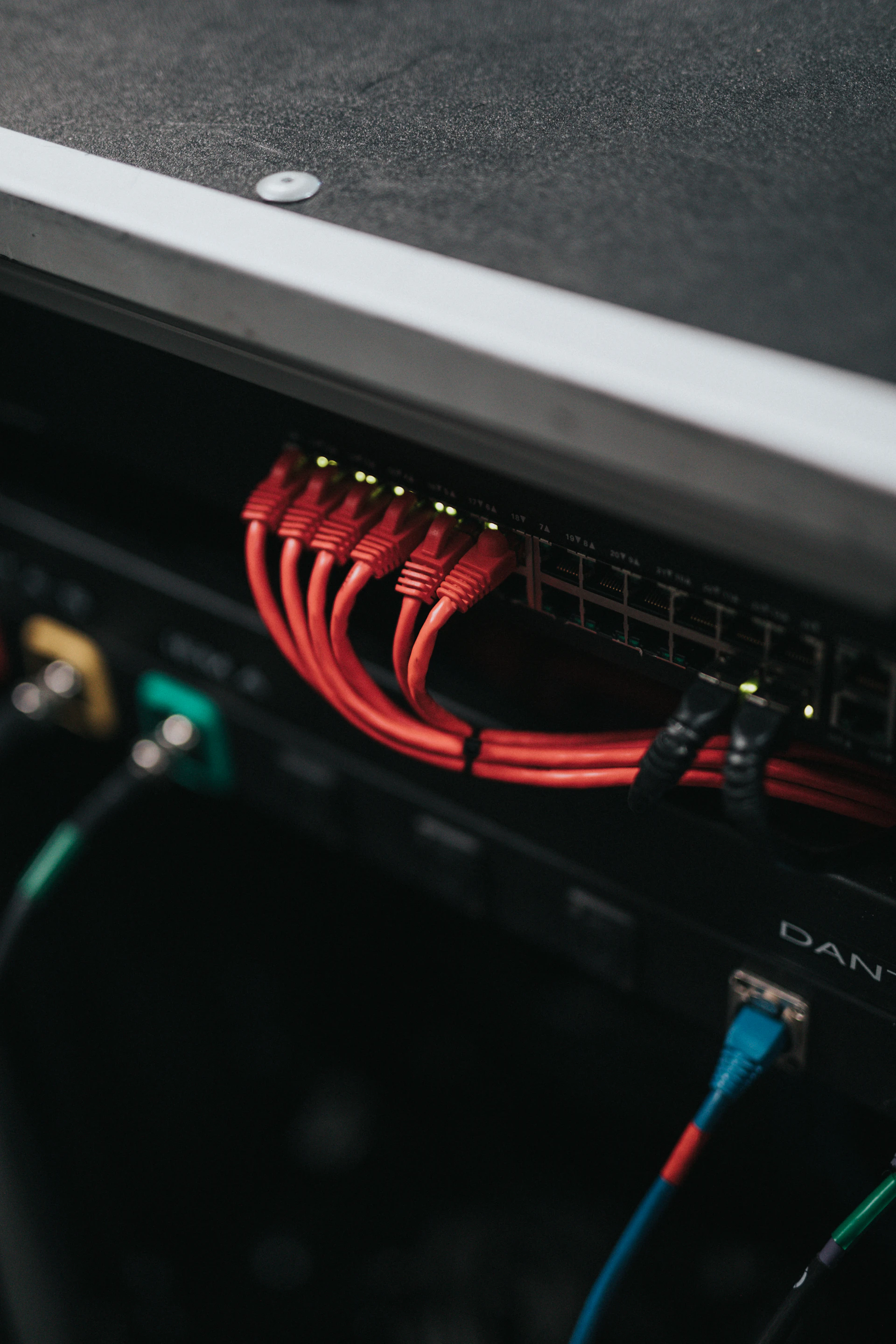 Fileiras de racks de servidores em um data center com iluminação azul