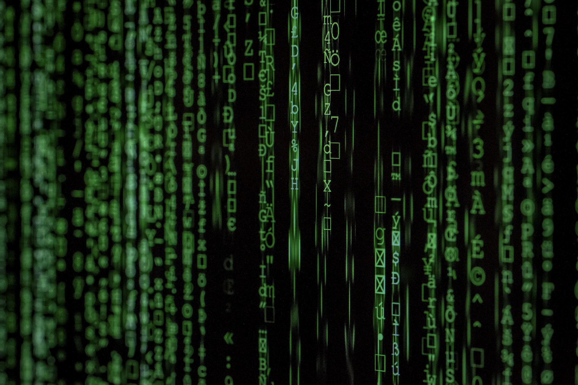 Linhas de código projetadas em tons de azul, representando infraestrutura descrita em software
