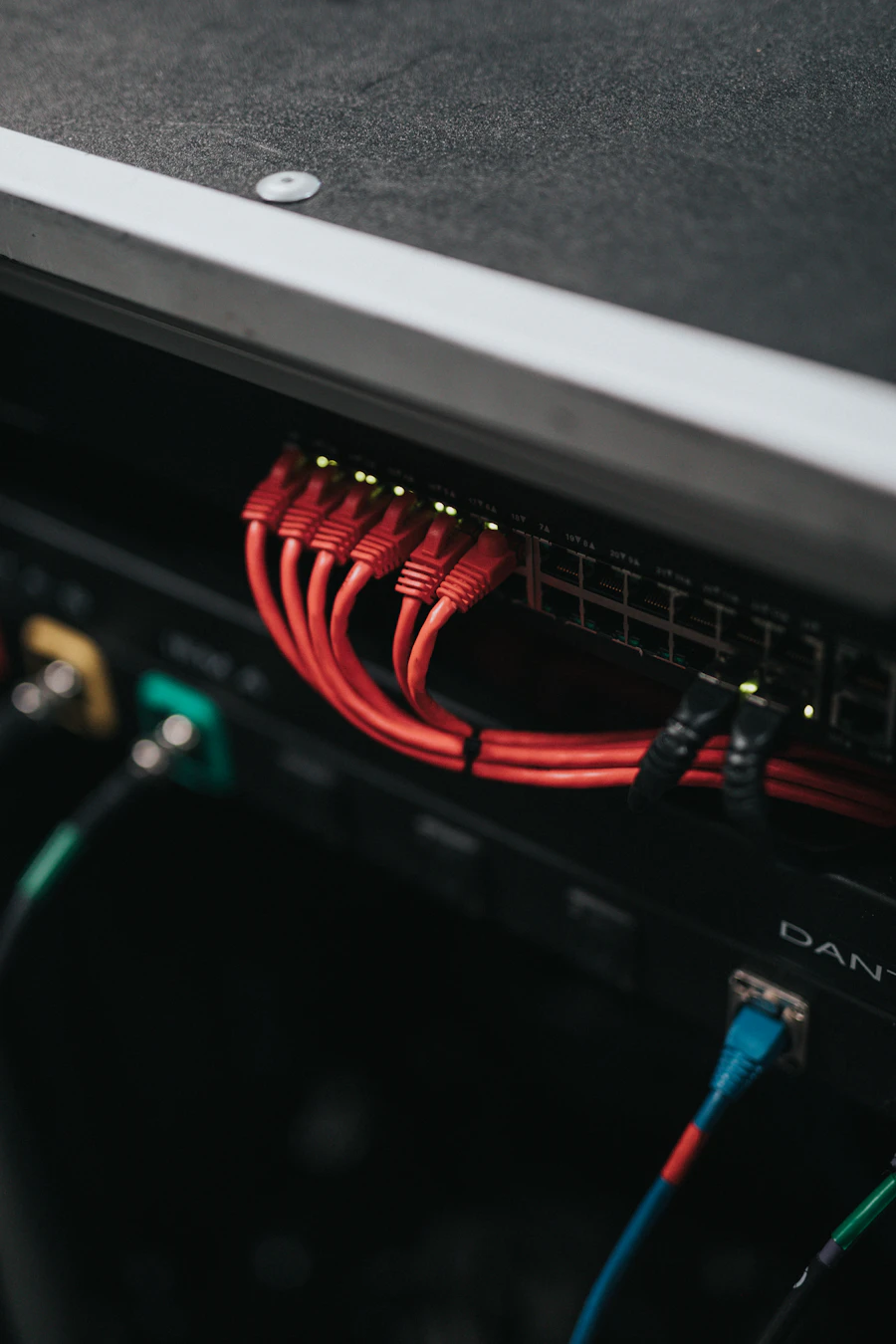 Racks de servidores em corredor de data center iluminado em azul