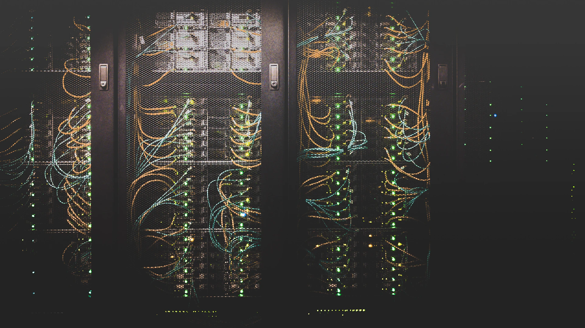 Corredor de um data center com fileiras de servidores iluminados em azul
